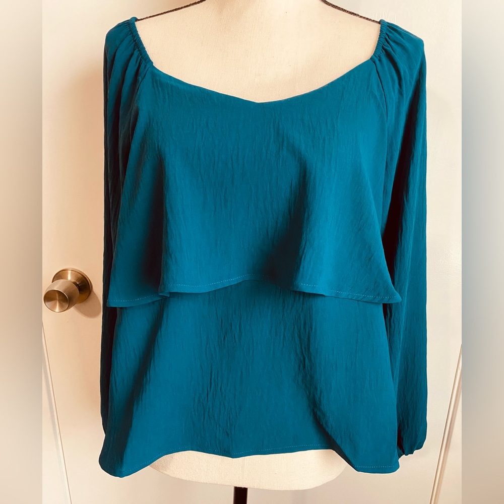 NWT Beautiful Light Weight Pull on Blouse with Elastic Neckline Size S, M, L 🤩
